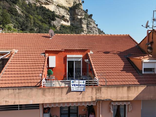 Trilocale con terrazzo in corso limone piemonte 112, Ventimiglia