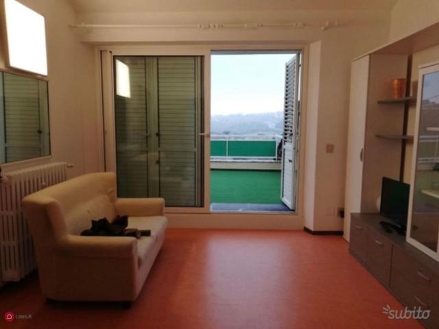 Trilocale con terrazzo in via tiziano, Ancona