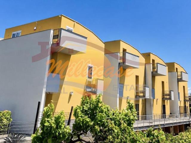 Trilocale con terrazzo in viale garrone, Siracusa