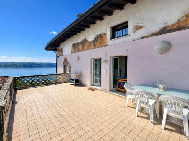 Trilocale con terrazzo vista lago non arredato libero da giugno