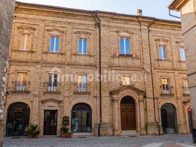 Trilocale corso Persiani 7, Centro, Recanati