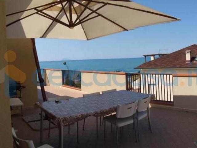 Trilocale climatizzato con ampio terrazzo in affitto a Capo D'Orlando spiaggia a 30 m