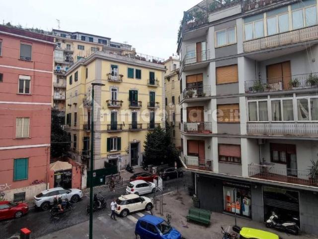 Trilocale buono stato, secondo piano, Vomero, Napoli