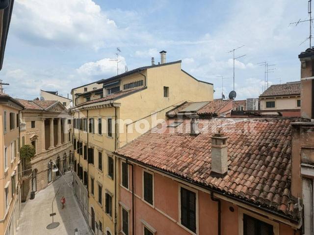 Trilocale buono stato, su più livelli, Centro Storico, Verona