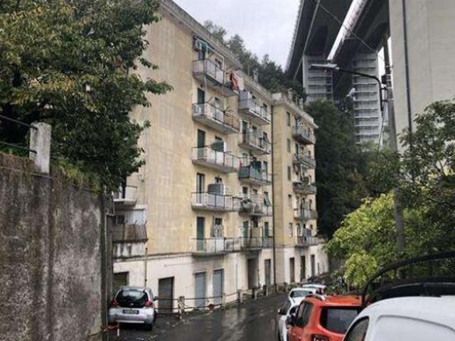 Trilocale da ristrutturare in via delle gavette 39/10, Genova