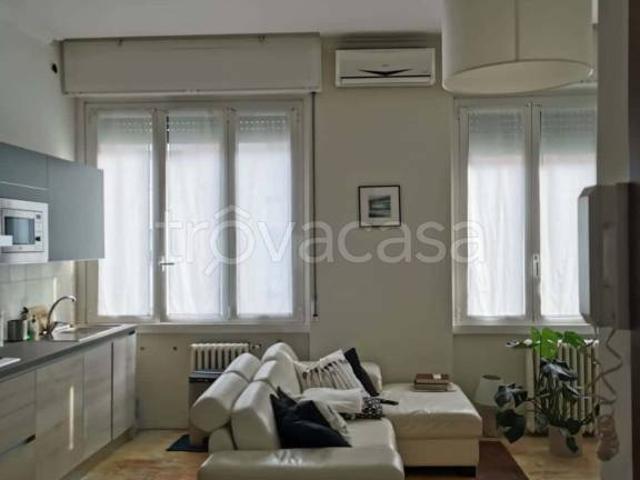 Trilocale in affitto a Milano via Arcivescovo Romilli, Corvetto