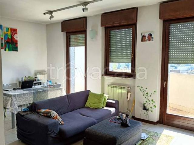 Trilocale in affitto a Milano viale Carlo Espinasse, Certosa