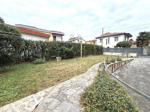 Trilocale in affitto a Albiate