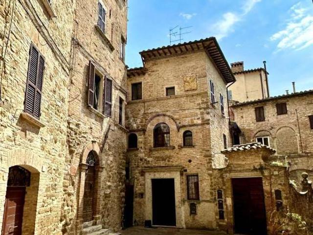 Trilocale in affitto a Perugia via Eugenio Mattioli, 18, Centro Storico