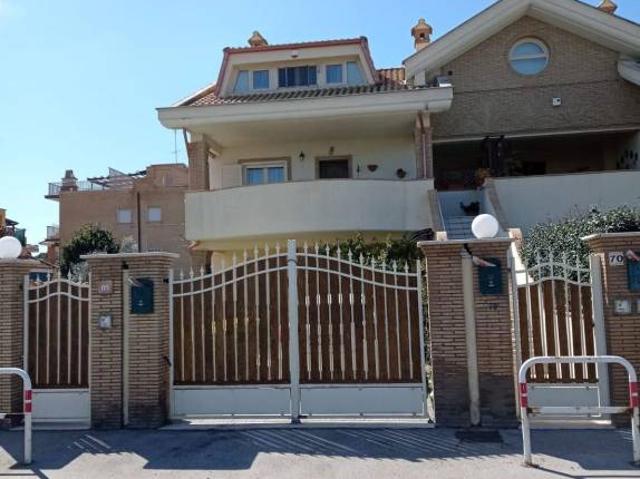 Trilocale in affitto a Pomezia via Casablanca, 70