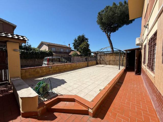 Trilocale in affitto a Roma via Ricaldone, Collina delle Muse