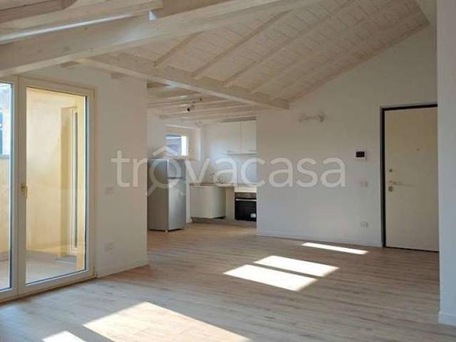 Trilocale in affitto a Varese via mercadante, Centro città