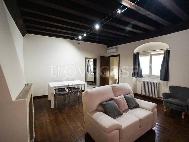 Trilocale in affitto a Verona via Rosa, Centro Storico