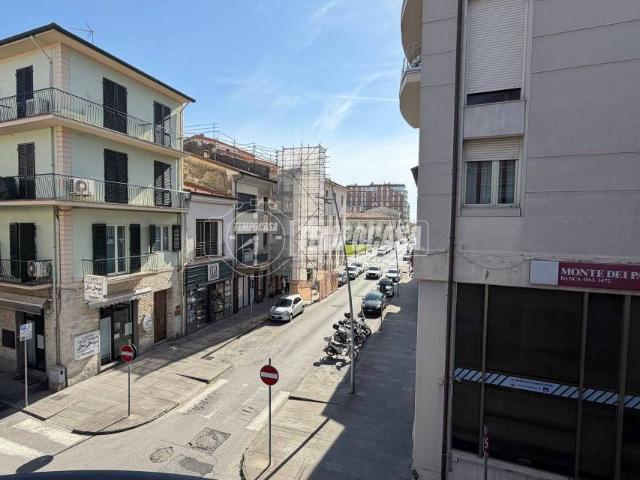 Trilocale in affitto a Viareggio via Felice Cavallotti