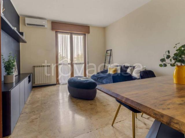 Trilocale in vendita a Meda viale Tre Venezie, 42