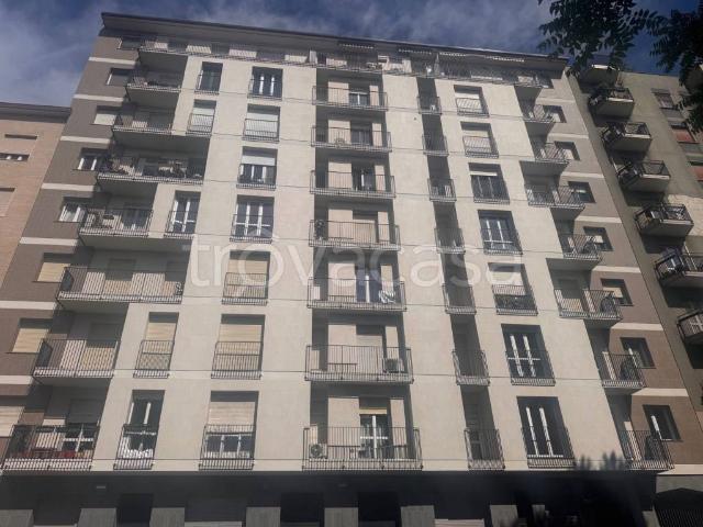 Trilocale in vendita a Milano via Andrea Costa, 31, Pasteur
