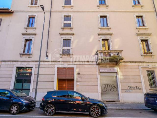 Trilocale in vendita a Milano via dei Fontanili, 2