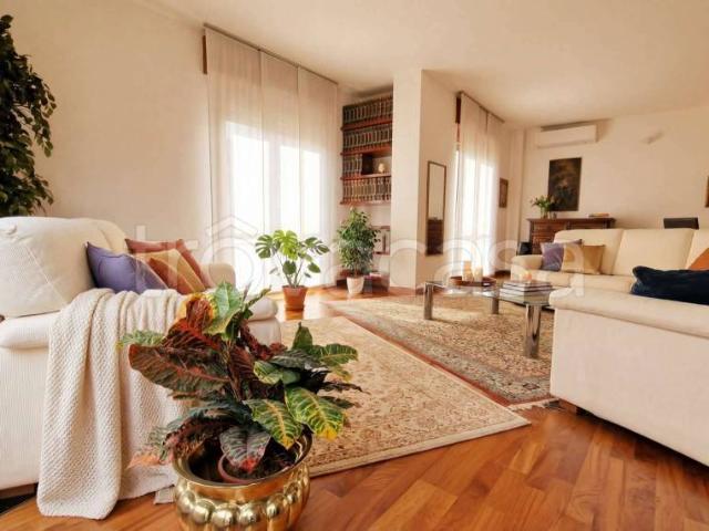 Trilocale in vendita a Milano via Roncaglia 19, Washington