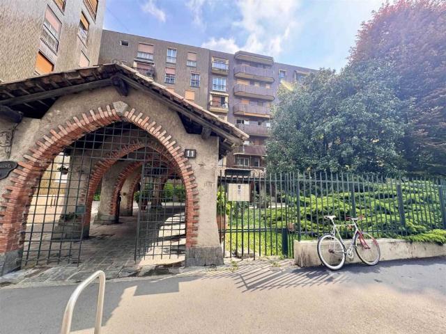 Trilocale in vendita a Milano via Val Di Sole 11, Ripamonti