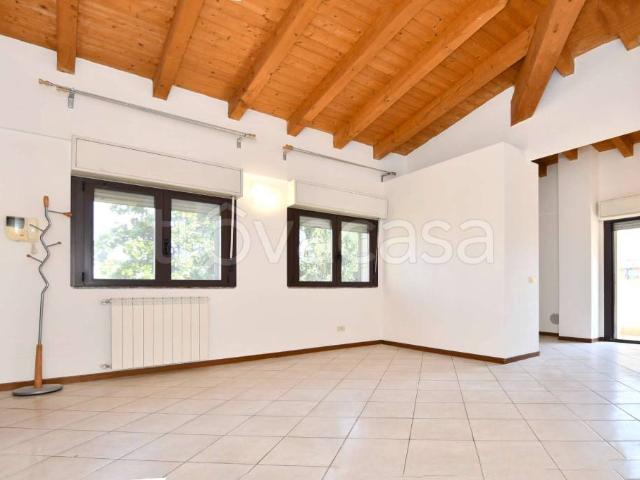 Trilocale in vendita a Milano via Valle Antrona 10, Baggio
