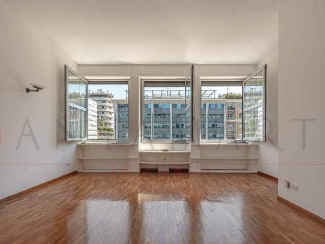 Trilocale in vendita a Milano via Vittor Pisani, Repubblica