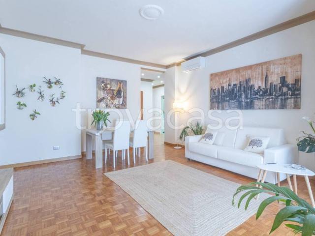 Trilocale in vendita a Milano, Indipendenza