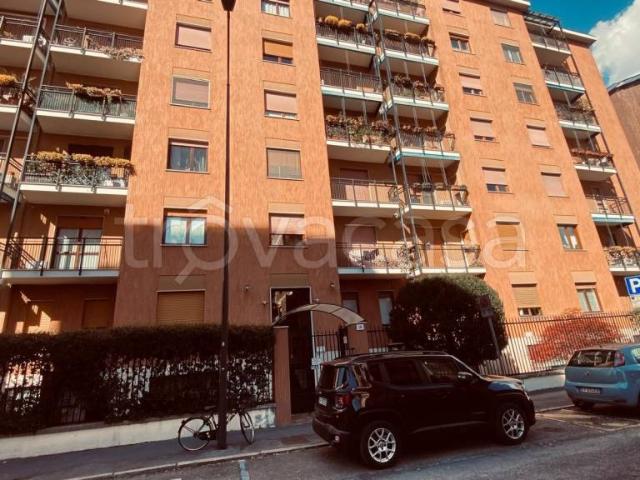 Trilocale in vendita a Milano, Piazzale Siena