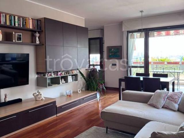 Trilocale in vendita a Milano, Quarto Oggiaro