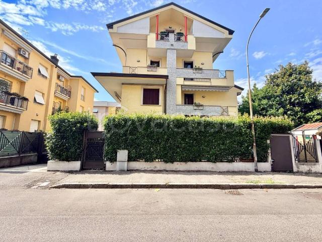 Trilocale in vendita a Monza via Emilio Salgari, 4, Cederna