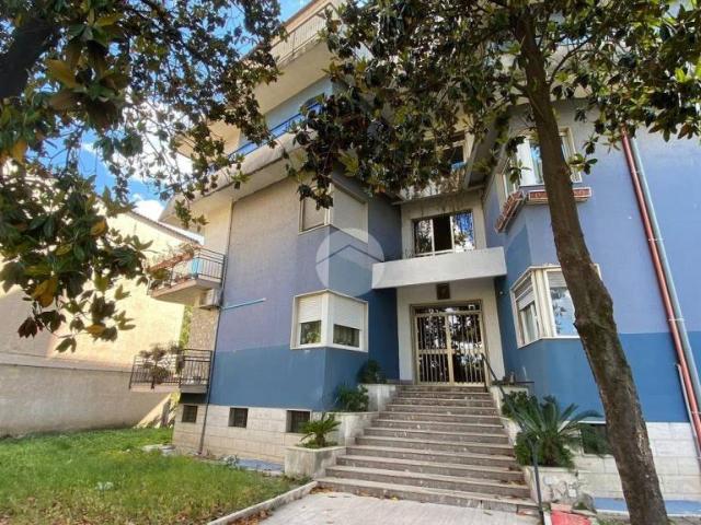 Trilocale in vendita a Napoli via Cupa Cimitero, 46, Barra