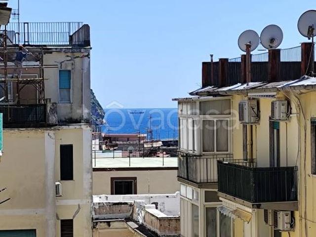 Trilocale in vendita a Napoli via Acate, Bagnoli
