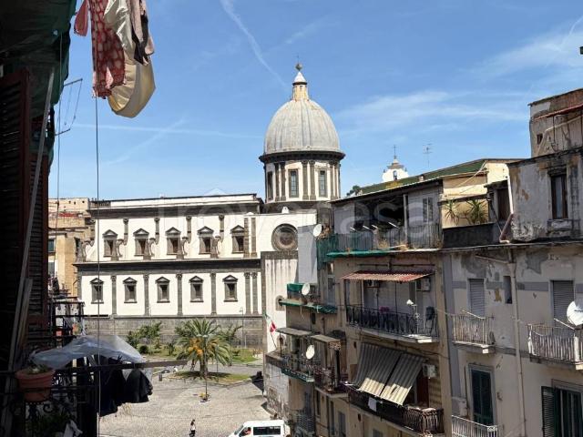 Trilocale in vendita a Napoli via Alessandro Poerio, 50, Tribunali