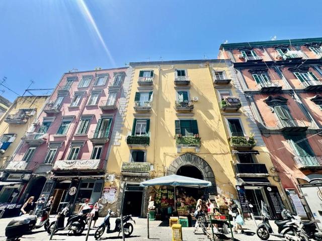 Trilocale in vendita a Napoli via dei Vergini, Sanità