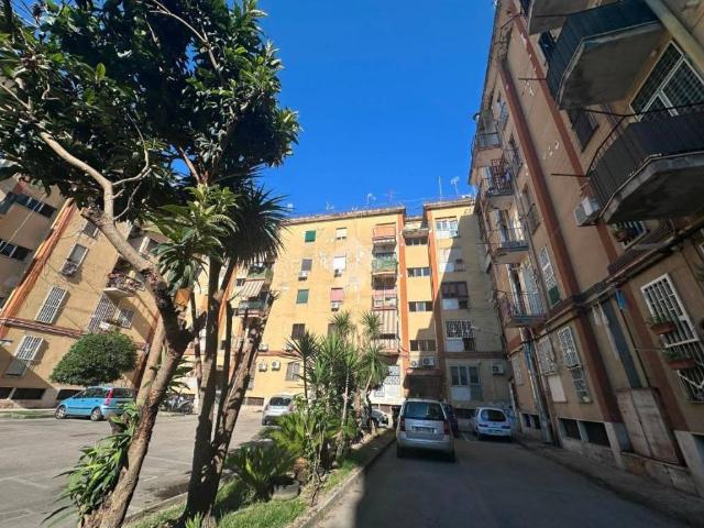 Trilocale in vendita a Napoli via dell'abbondanza, 48, Piscinola