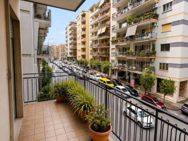 Trilocale in vendita a Napoli via Luigi Caldieri, Vomero