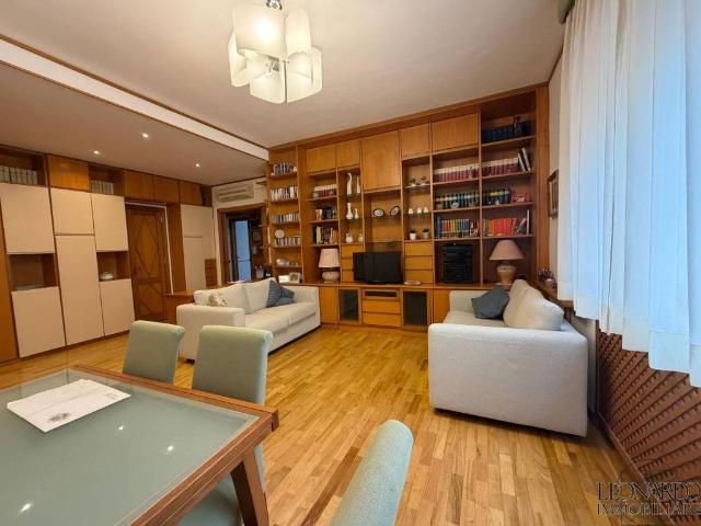 Trilocale in vendita a Napoli viale Privato Farnese, Colli Aminei Capodimonte