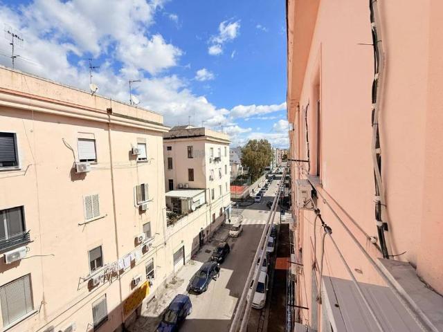 Trilocale in vendita a Napoli, Centro Direzionale
