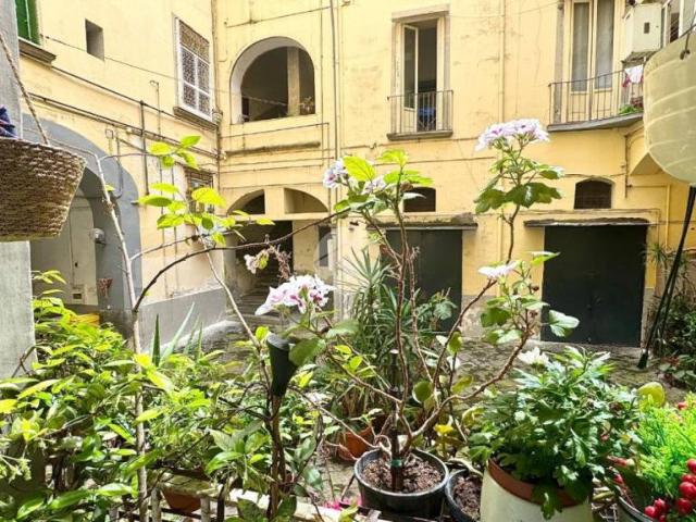 Trilocale in vendita a Napoli, Centro Storico