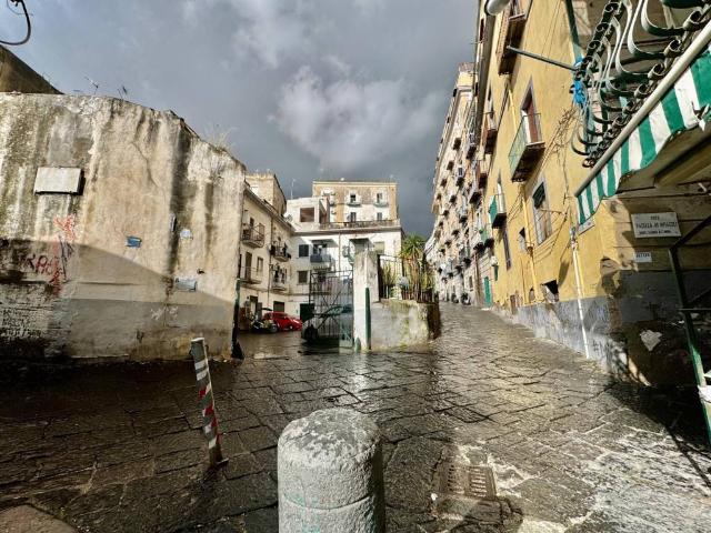 Trilocale in vendita a Napoli piazza Miracoli, Sanità