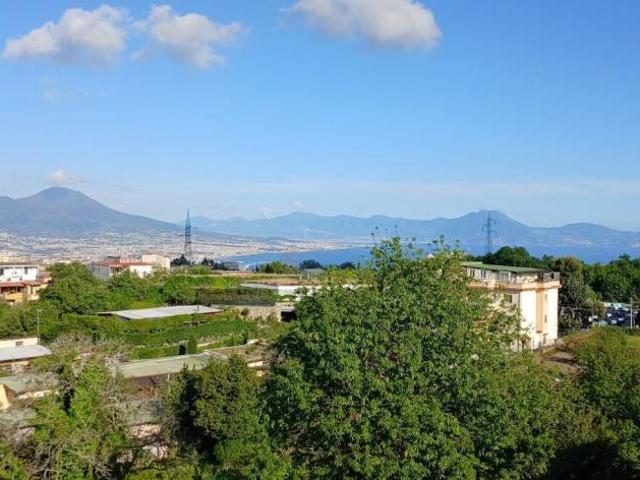 Trilocale in vendita a Napoli, Rione Alto