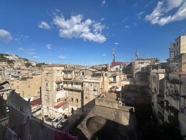 Trilocale in vendita a Napoli, Sanità