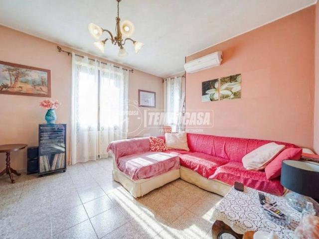 Trilocale in vendita a Oggiona con Santo Stefano via XXV Aprile 41