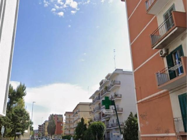 Trilocale in vendita a Bari via Giulio Petroni 104 n, Carrassi