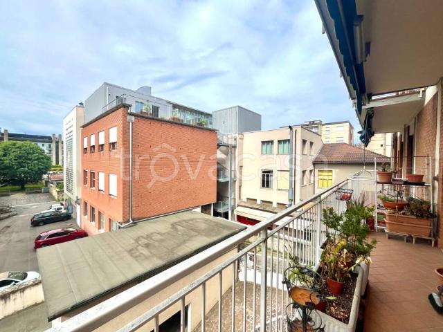 Trilocale in vendita a Bergamo via Angelo Maj, Borgo Palazzo