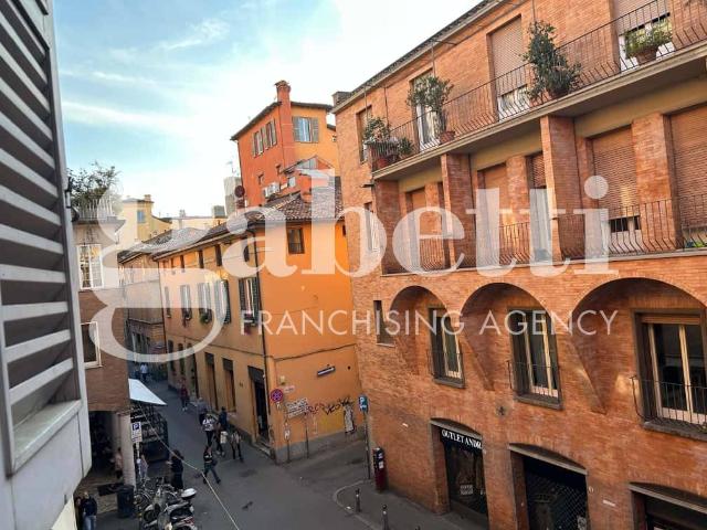 Trilocale in vendita a Bologna via Guglielmo Oberdan, Centro Storico