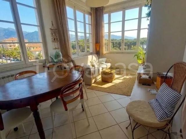 Trilocale in vendita a Camaiore viale Cristoforo Colombo, Lido Di Camaiore