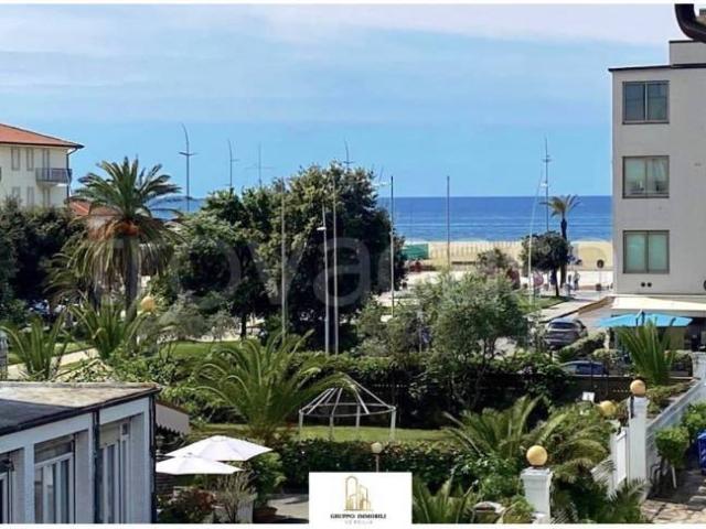 Trilocale in vendita a Camaiore viale Cristoforo Colombo, Lido Di Camaiore
