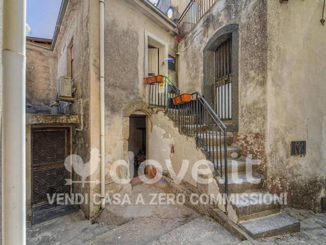 Trilocale in vendita a Castiglione di Sicilia via Maggiore Baracca, 20