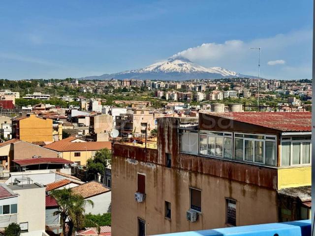 Trilocale in vendita a Catania via Caduti del Lavoro, Picanello