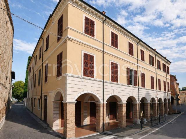 Trilocale in vendita a Cesena, Centro città